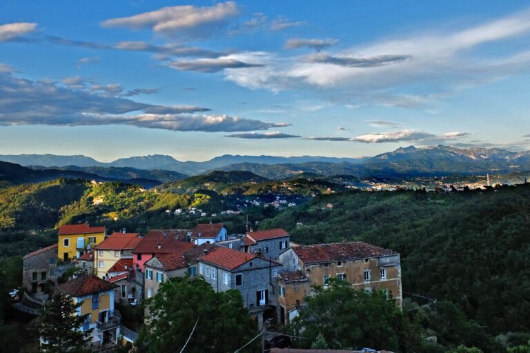 Vista del Borgo Castè e delle Alpi Apuane- Ospitalità diffusa- turismo gentile - Riccò del Golfo