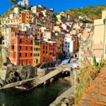Il porticciolo di Riomaggiore con le tipiche case colorate e il mare cristallino dell'Area Marina Protetta, Cinque Terre.