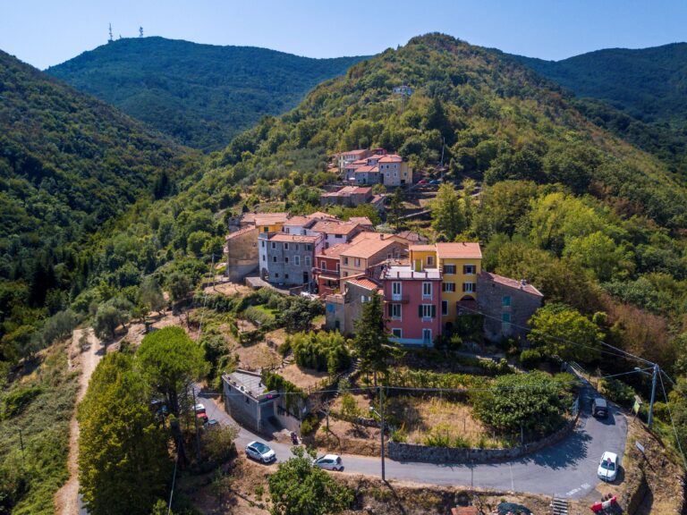 4 motivi per non prenotare castèstyle nel Borgo Castè in Liguria -Riccò del Golfo di Spezia - Turismo lento- Vacanze nella Natura - borghi medioevali