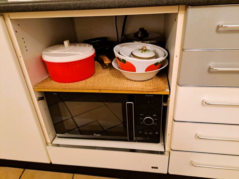 La cucina attrezzata con forno a microonde