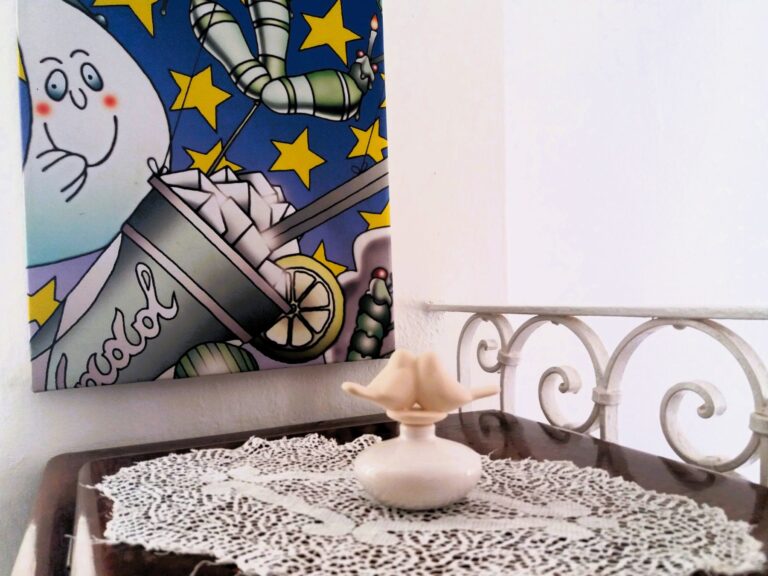 Il contrasto tra le moderne illustrazioni di Simone Lucchesi e gli oggetti d'arredo classici che abbelliscono la dimora Stay Hamlet - Caste' Style near Cinque Terre - Sere nel Borgo Caste'