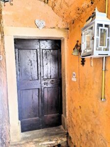 Antico portone di ingresso ForYou nel Borgo Castè