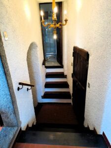 Pianta irregolare con scale nella casa storica nel borgo Castè - for You