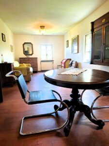 la grande sala For You con angolo pranzo e divano letto