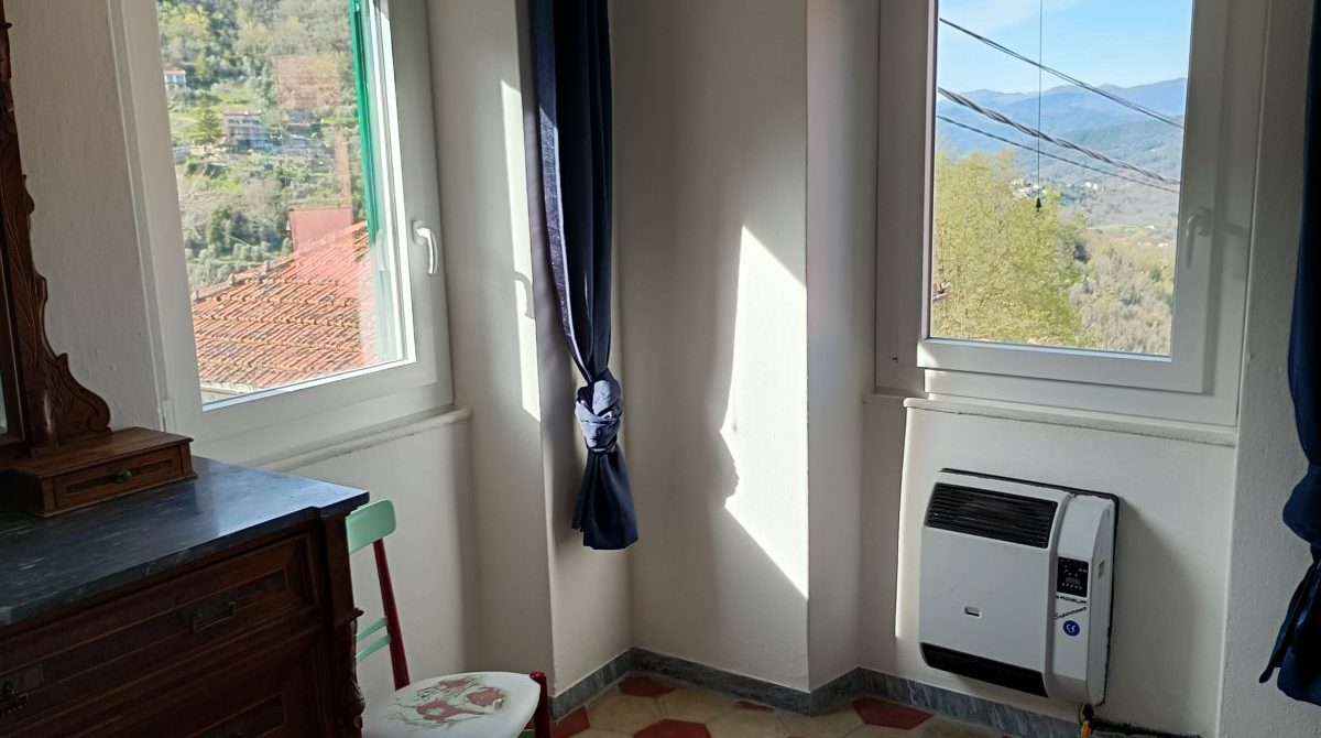 Camera da letto panoramica nel borgo Castè- Val di Vara -Liguria - Vacanze Rigenerative - slow tourism