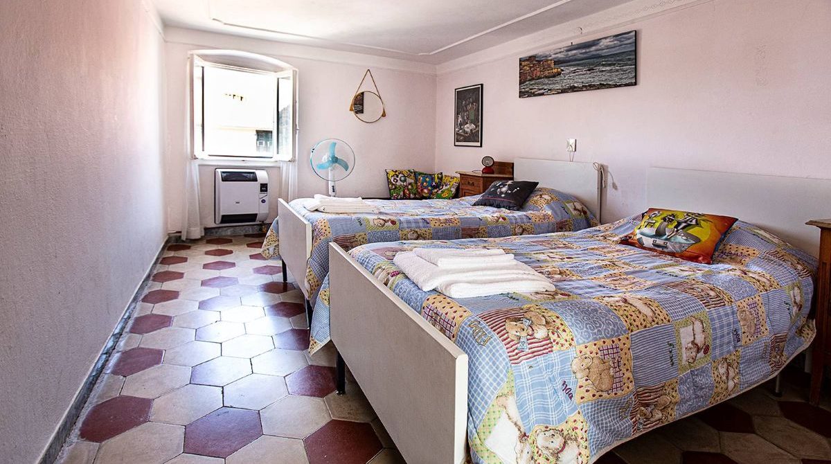 Camera con letti singoli Castè Style- vacanze per famiglie in Liguria