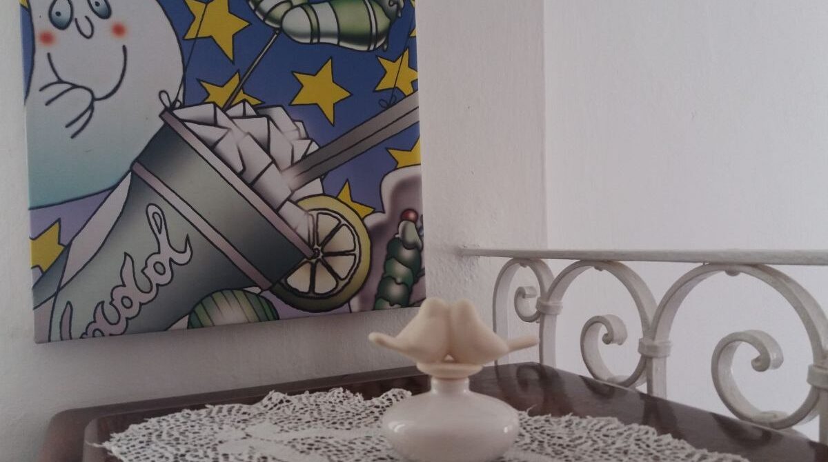 Il contrasto tra le moderne illustrazioni di Simone Lucchesi e i mobili e soprammobili classici che abbelliscono la dimora Stay Hamlet - Caste' Style near Cinque Terre - Sere nel Borgo Caste'