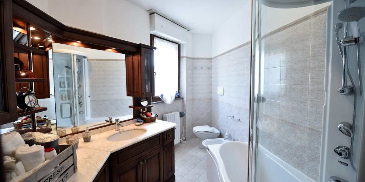 Bagno accessoriato- confort doccia idromassaggio